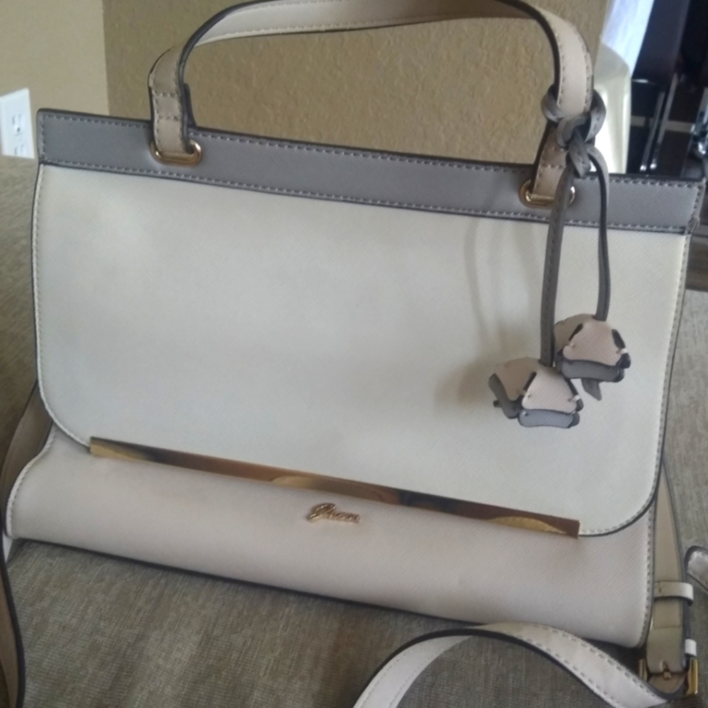 Guess beautiful bag like new